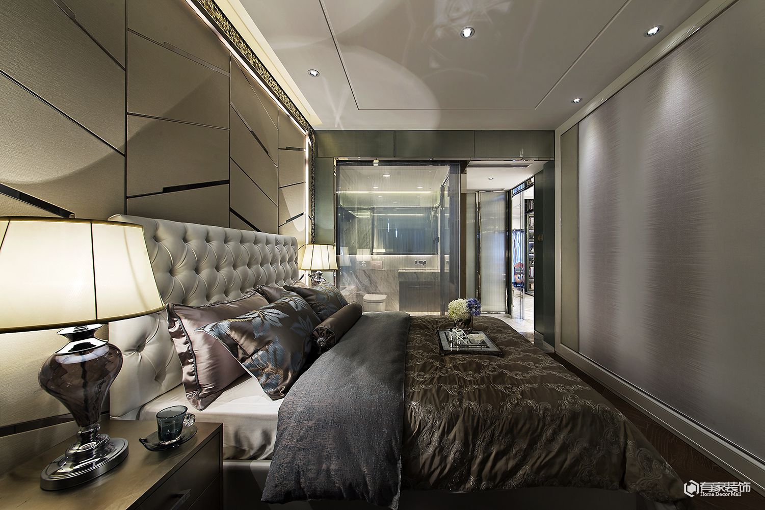 裝修公司在做裝修的時(shí)候，第一件需要注意的事情就是找到好的裝修材料，這個(gè)是最基本的，因?yàn)椴牧虾艽蟪潭壬暇蜎Q定了裝修的質(zhì)量，好的材料可以起到事半功倍的效果，但是在選擇的時(shí)候就需要特別注意，運(yùn)用合適的方法進(jìn)行選擇才是最重要的，所以今天我們就來說一下：鄭州裝修公司應(yīng)該注意如何選料？  首先是進(jìn)行材料的確定   這個(gè)是屬于前期的準(zhǔn)備階段，在進(jìn)行裝修的時(shí)候，先要進(jìn)行一體提前的觀察，何種地方需要用到什么樣的材料都是有要求的，當(dāng)然作為施工方，也可以進(jìn)行適當(dāng)?shù)目剂?，逐漸發(fā)現(xiàn)需要準(zhǔn)備的東西，并最終可以列出一個(gè)清單就是正確的操作。  其次就是合作者的選擇   在進(jìn)行選擇之前，我們需要對(duì)于合作者的資歷進(jìn)行一定的了解，也就是說我們不能找哪些完全就不了解的人進(jìn)行合作，這樣的話，會(huì)增大受騙的幾率，為了達(dá)到相應(yīng)的效果，我們?cè)谶x擇之前需要到相應(yīng)的廠家進(jìn)行了解，最好的實(shí)際參觀并且貨比三家之后再做出決定是最好的，一般來說選擇鄭州裝修公司都會(huì)為你準(zhǔn)備好這些的。