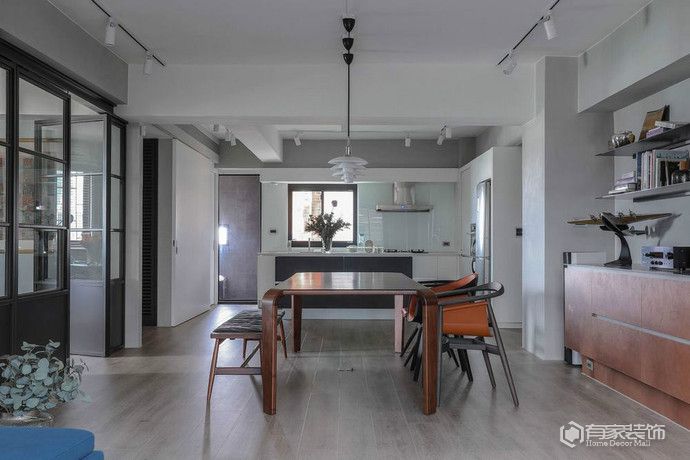 衣柜是裝修家具中不可缺少的 定制還是木工制作？