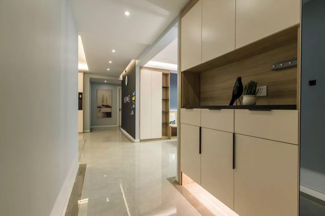 廈門禹洲世紀(jì)海灣143平的簡(jiǎn)約風(fēng)三房，客廳外還有個(gè)娛樂區(qū)